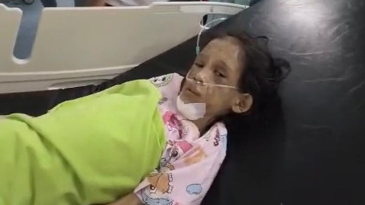 مروة خيرونيسا، طفل يبلغ من العمر 7 سنوات، عثر على ضحية عنف تركه في جاكرتا
