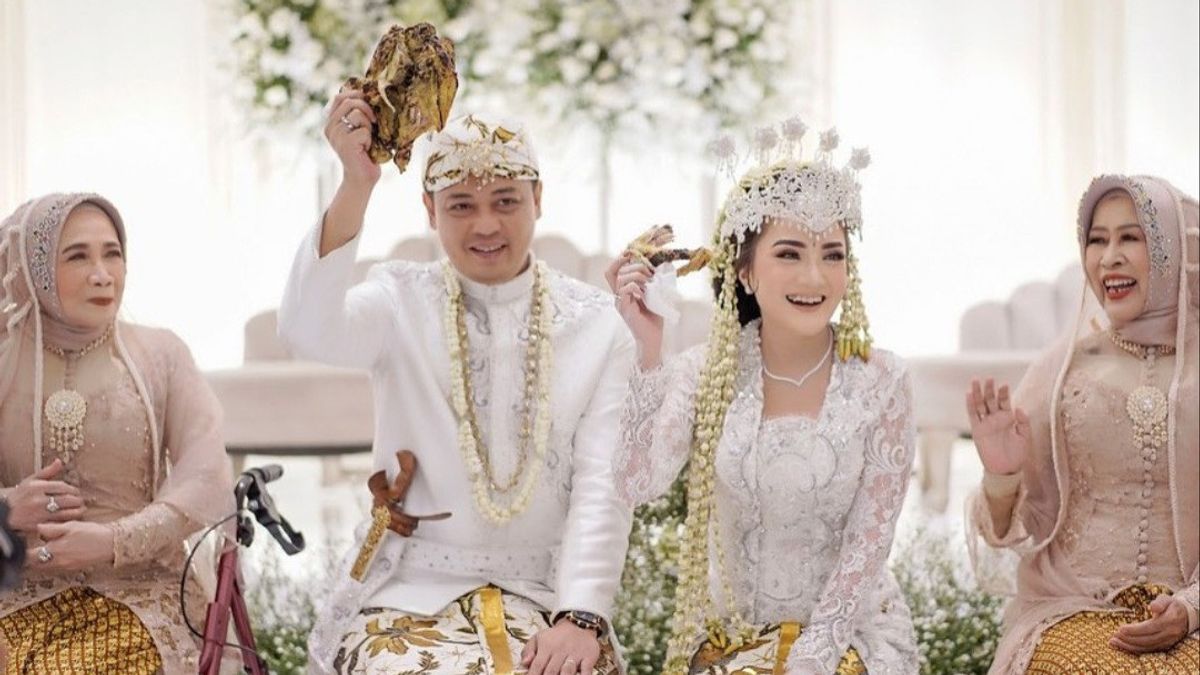 Congratulations! Kiki Amalia Is Pregnant With Her First Child At 41 Years Old
