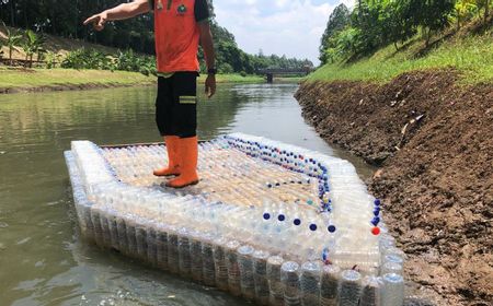 Keren, Botol Bekas Air Mineral Disulap Jadi Perahu Oleh Petugas Pembersih Sampah