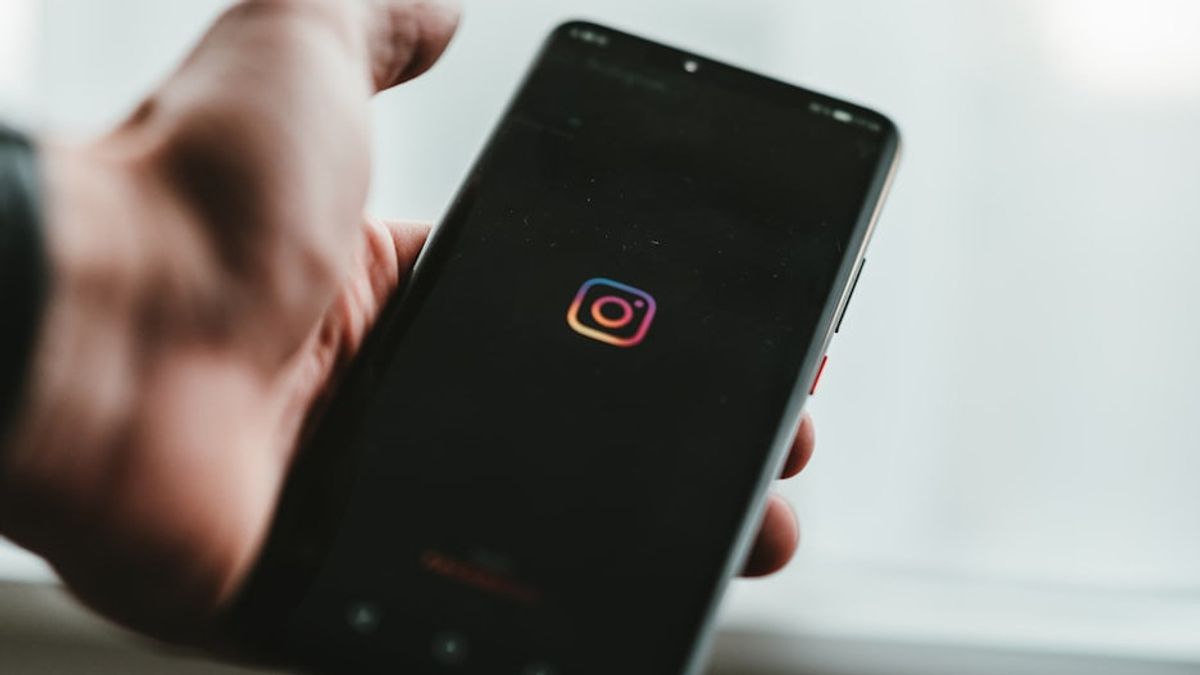 Instagramユーザーが大量にブロックされ、AIが原因で非難される