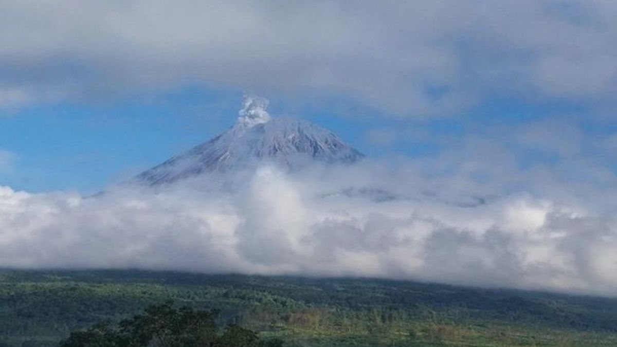 Le mont Semeru continue d’éruption avec un éclat volcanique