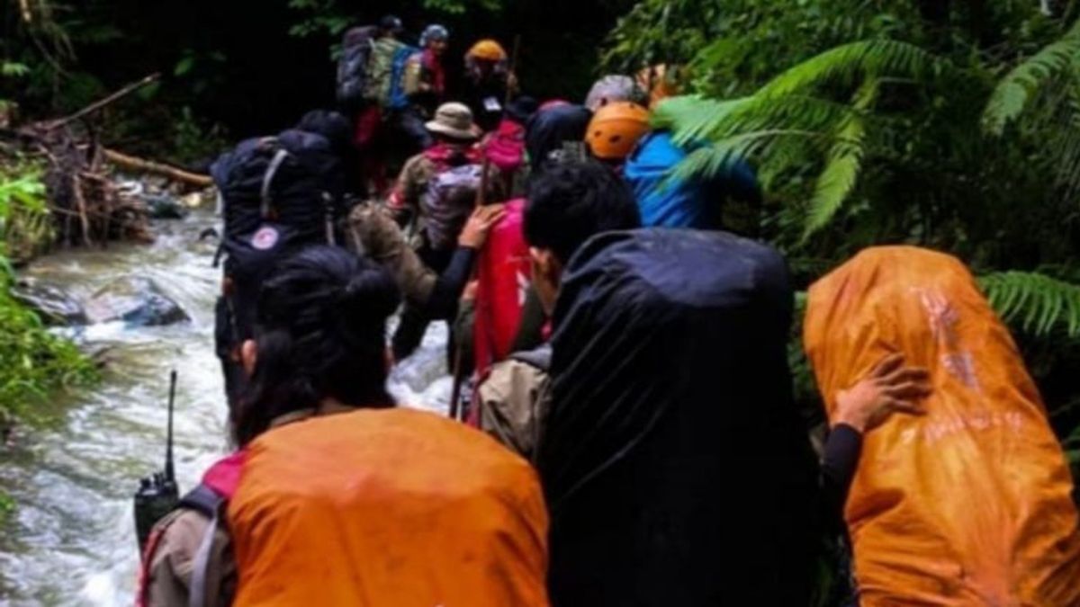 المتسلقون المتسكعون المتسكعون لا يستطيعون الاستمرار في تسلق جبل كلوتوك كيديري تم إخلاؤهم بواسطة BPBD