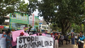 在明古鲁地区法院前示威，学生们要求对涉嫌偷窃8吨棕榈油的人伸张正义