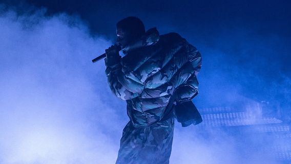 Drake Distributes 45 Thousand Dollars To Fans On A Tour In Melbourne