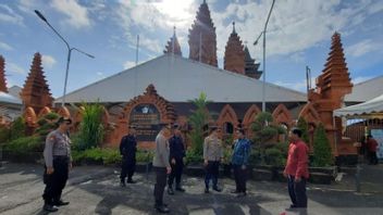  Brimob Polda Bali Sterilkan Gereja di Denpasar-Badung saat Jumat Agung