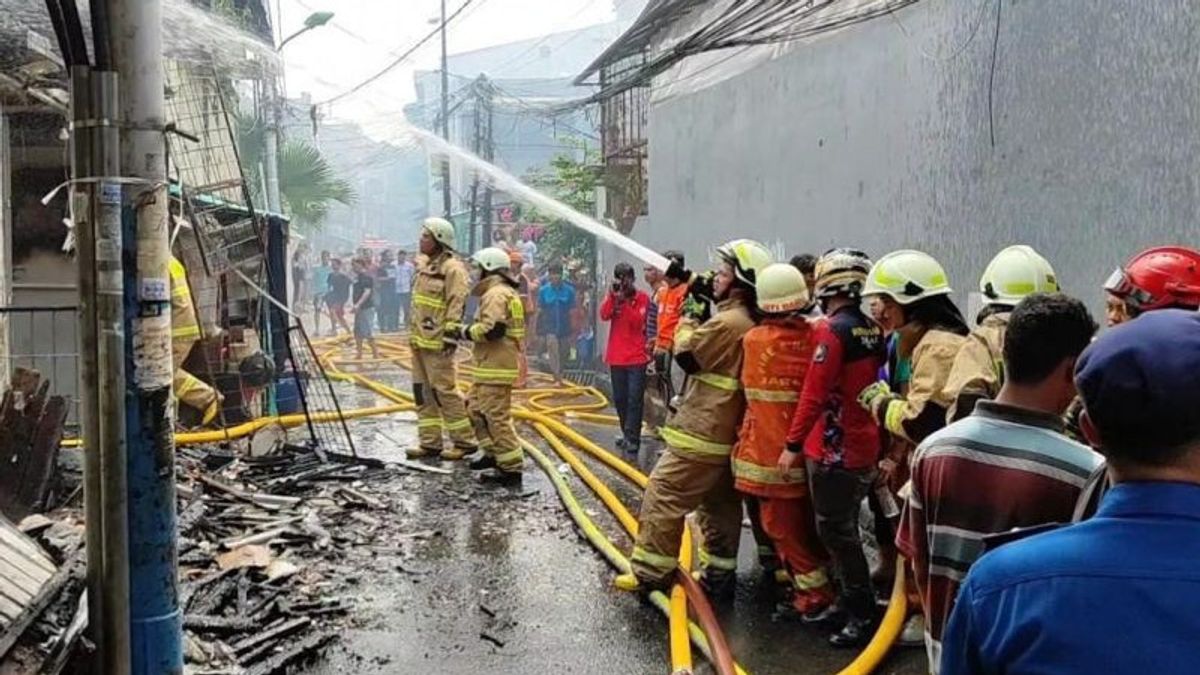 タンボラの変電所の爆発、9人の住民の家が焼失