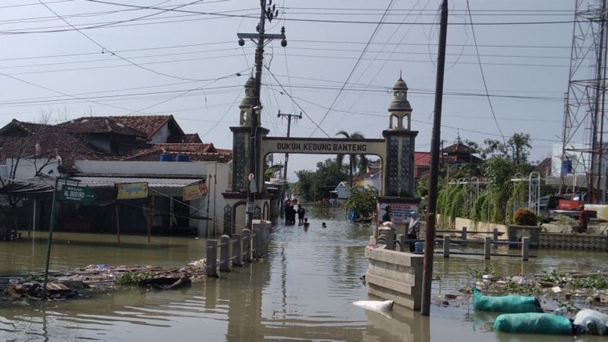 Un certain nombre de victimes des inondations de Demak rentrent chez eux, PUPR continue de renforcer le remblai de Jebol