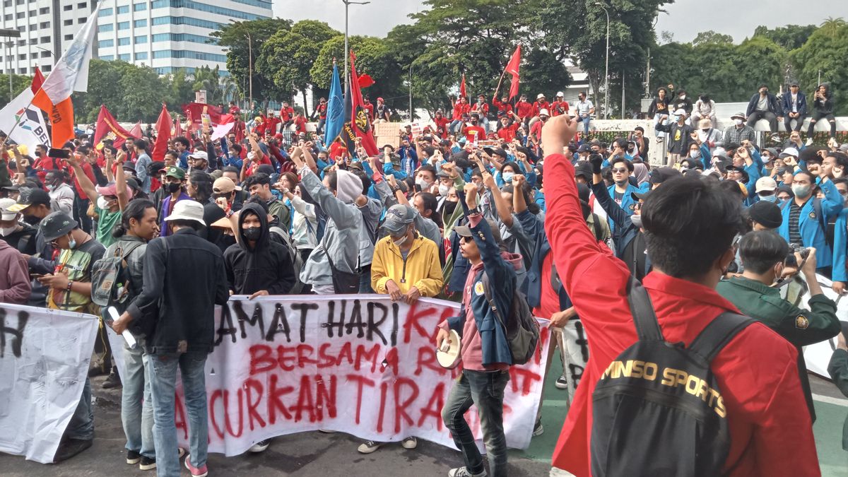 Serikat Buruh dan Mahasiswa Bergabung Demo di Depan Gedung DPR