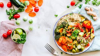 どちらがより健康的ですか、生の野菜を食べたり、味付けしたりしますか?