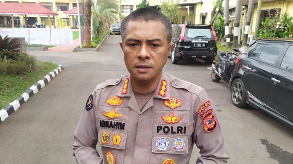 警方在尸检结果出来后在伦邦万隆检查退休TNI的凶手