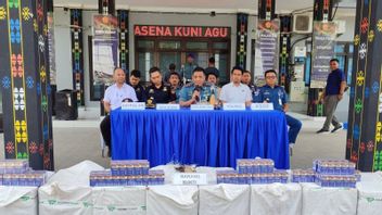 ar surabaya - Bajo Bay, un camion de passagers apporte des cigarettes illégales