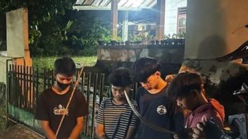 7 Remaja Laki-laki Bersenjata Celurit di Depok, Cari Korban Sambil Live Instagram