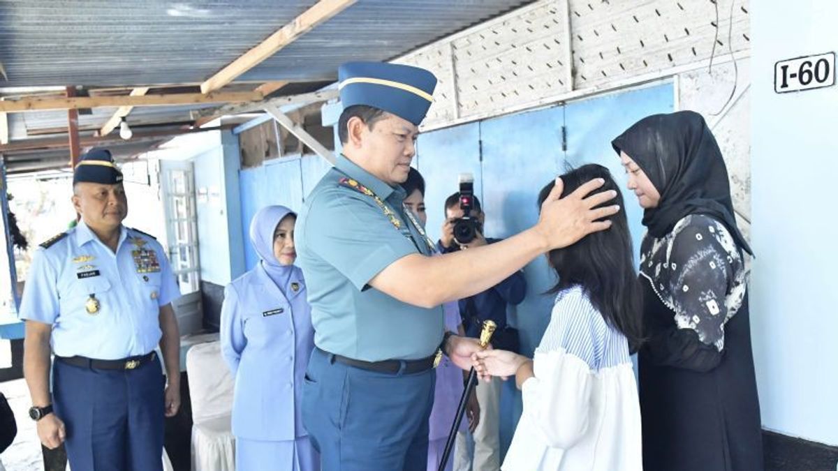 TNI Commander Takziah To Family Of 4 Indonesian Air Force Officers Victims Of Airplane Crash