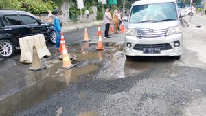 Petugas SDA Jakpus Sebut Genangan Air di Benhil Keluarkan Bau Tak Sedap, Ganggu Pengguna Jalan