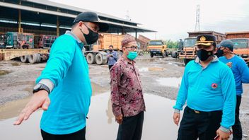 Bobby Nasution Went Down Directly To Jalan Nippon Medan, Which Residents Complained About Being Damaged Due To Being Crossed By A Large Truck