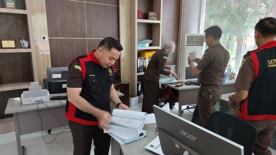 Kejati Perquisition du bureau du gouverneur de Sumatra occidental lié à des affaires de corruption présumée