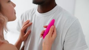 Benarkah Lidah Putih Disebabkan oleh Oral Seks? Ini Penjelasan Dokter