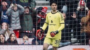 Rio Ferdinand Dukung Senne Lammens Jadi Kiper Nomor 1 Manchester United untuk Dekade Berikutnya