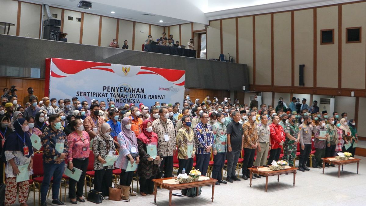Ikuti Acara Jokowi Bagi-bagi Sertifikat Tanah, Pj Gubernur DKI Hadirkan 150 Warga ke Balai Kota 