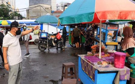 Petugas Gabungan Tertibkan PKL yang Jualan di Kawasan Kota Tua