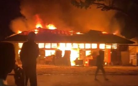 Gedung Pelelangan Ikan di Kendari Terbakar