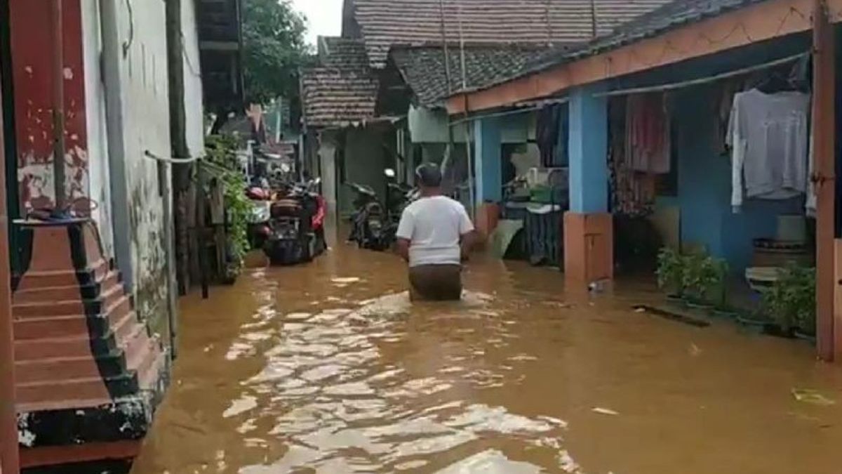 Pasuruan的一些村庄被洪水淹没。