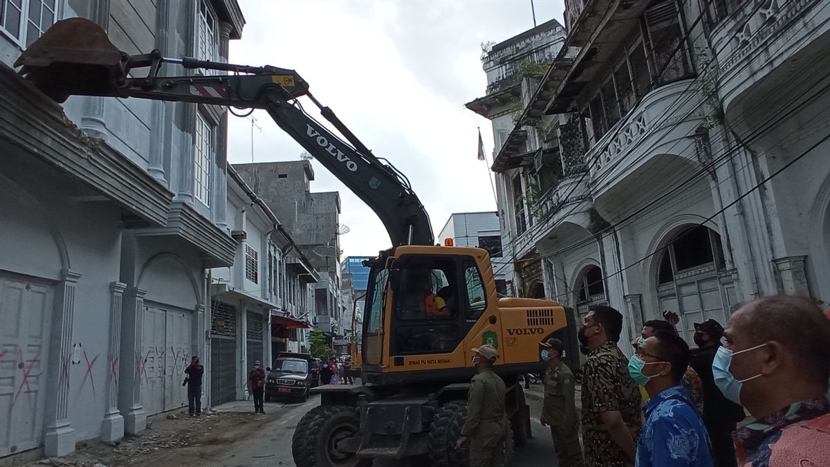 يحمل معدات ثقيلة، رئيس البلدية بوبي ناسوتيون مزقت المباني دون تراخيص بناء في Kesawan ميدان