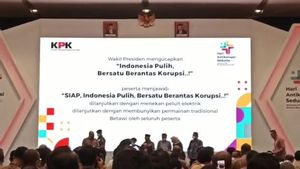 Ketua KPK Cium Tangan Wapres Ma'ruf Amin di Panggung Acara Hakordia 2022
