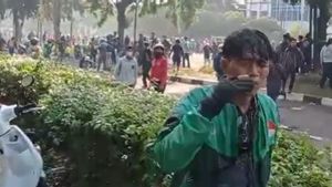 Rangkaian Tembakan Gas Air Mata di Depan Mako Brimob Membuat Masyarakat Sesak Nafas dan Jatuh Pingsan