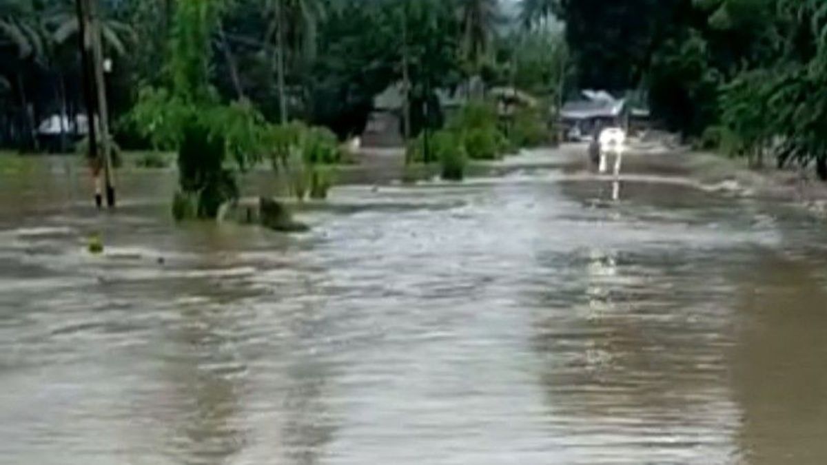 Trans Sulawesi Submerged By Flood, Mamuju-Majene Route Is Cut Off