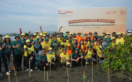 Mengusung Semangat Tumbuh Bersama, Danamon Tanam 10.000 Pohon Mangrove di Pantai Tirang