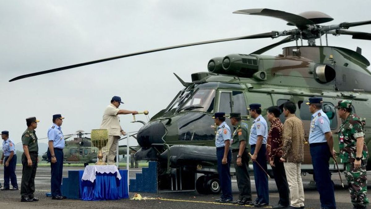 Le ministre de la Défense Prabowo remise 8 unités d’hélicoptères H225M à l’armée de l’air indonésienne