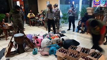 雅加达南部萨特波尔PP安全数十名穿着小丑和88瓶酒精的街头艺人