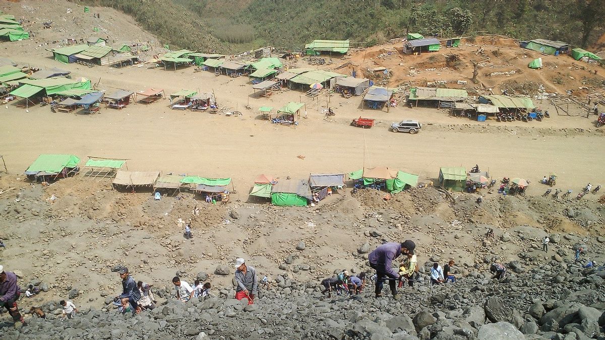 缅甸玉矿山体滑坡，数十人失踪，被废物冲入湖中