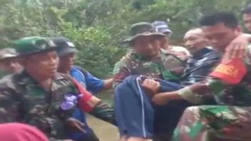 Akses Jalan di Kalsel Terputus Akibat Banjir, Pasien RS Pulang ke Rumah Dibopong TNI