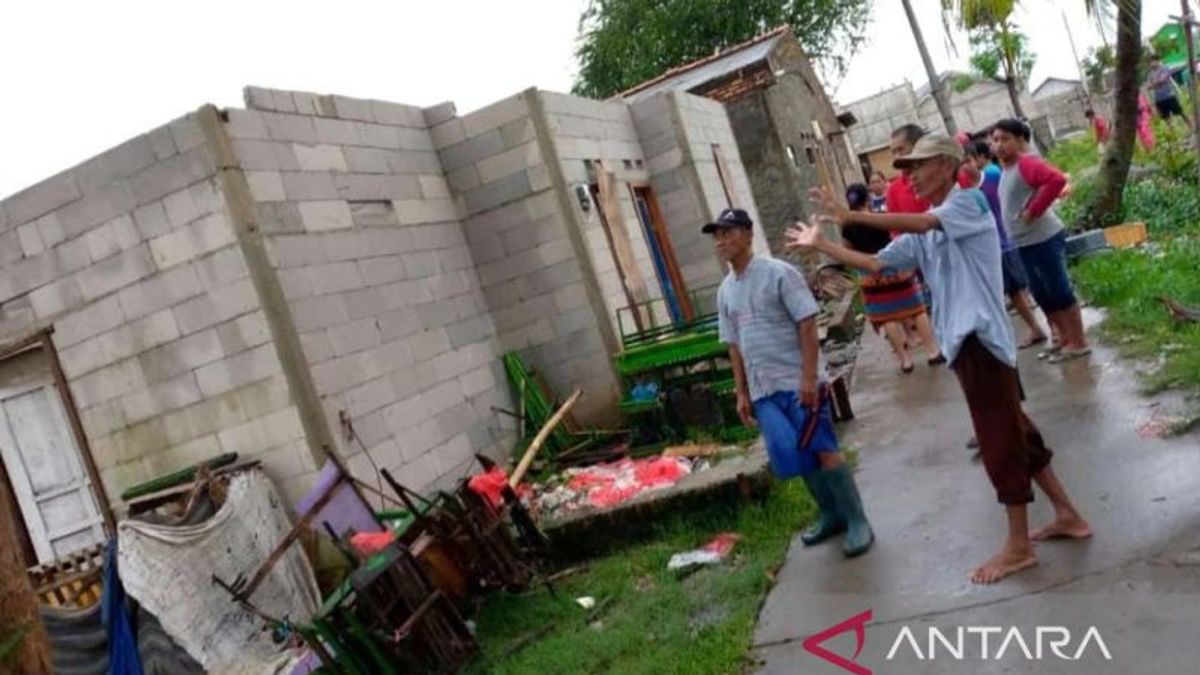 Angin Puting Beliung Sapu Rumah Warga di Bekasi
