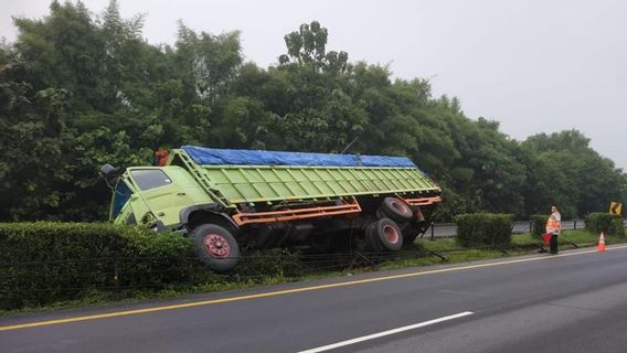 Tronton Truck Overturned On Tangerang-Merak Toll Road Due To Sleepy Driver, Police Immediately Evacuate To Anticipate Congestion