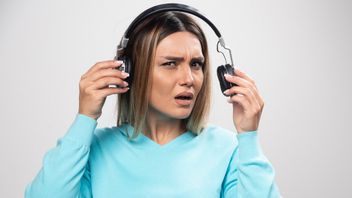 Memakai Headphone dengan Volume Nyaring dan Waktu Lama, Sebabkan Gangguan Pendengaran