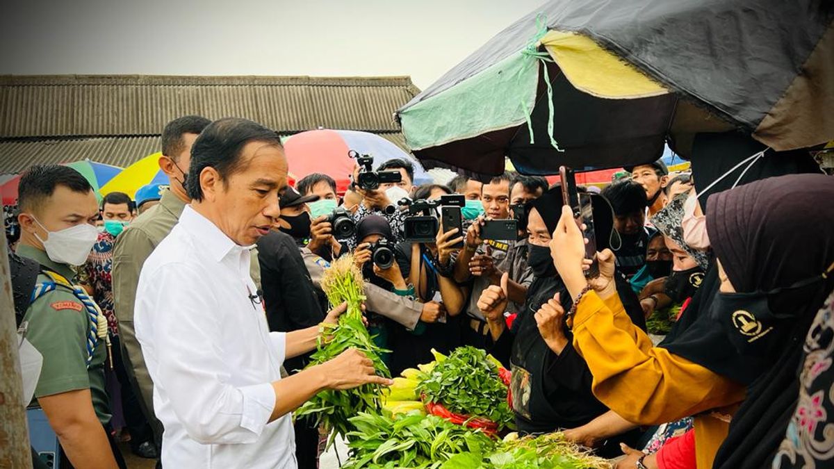 Bagikan Bansos di Serang, Jokowi: Isinya Rp1,2 Juta, Cukup <i>Enggak</i>?