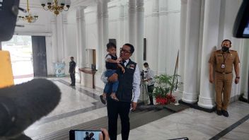12天埃里尔失踪，Ridwan Kamil带着他最小的儿子去Gedung Sate Bandung工作