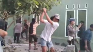 Warga Rusak Rumah Istri Brigadir Esco di Lombok Barat