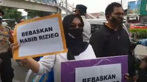 <i>Emak-emak</i> Bawa Poster 'Bebaskan Rizieq' di PN Jaktim
