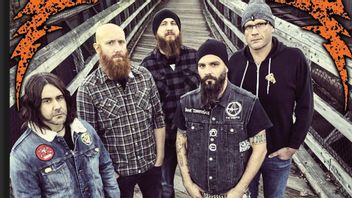 Killswitch Engage ツアーバスが鹿に衝突：メンバー全員生存、運転手は靱帯断裂の重傷