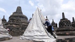 Candi Borobudur Ditutup Terpal Antisipasi Erupsi Merapi