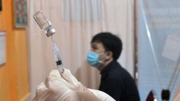 众议院议员注射努桑塔拉疫苗，流行病学家：政府不应该允许