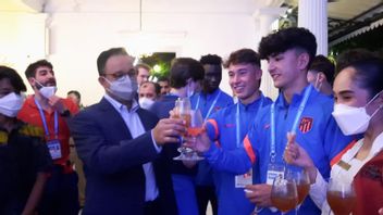 邀请马德里竞技和巴塞罗那U19在DKI市政厅享用晚宴，Anies供应Pletok啤酒