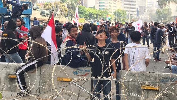 Demo Tolak UU Cipta Kerja, Puluhan Anak-anak Sempat Maju ke Barisan Paling Depan
