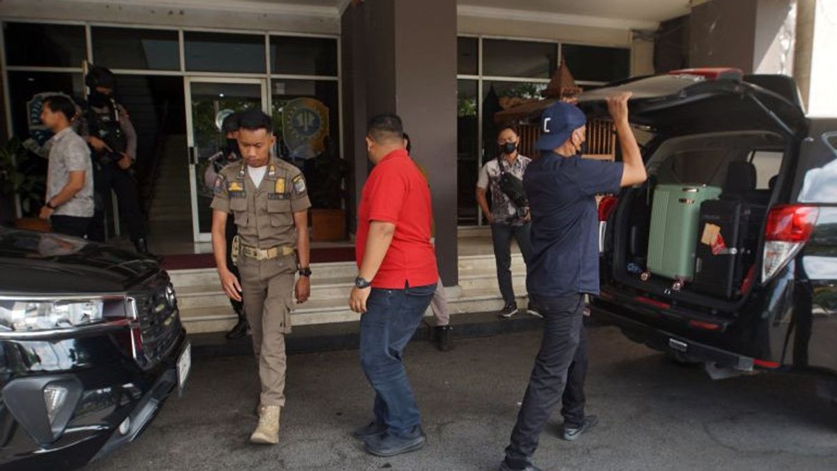 KPK Bawa 3 Koper Usai Geledah Kantor Pemkab Tulungagung