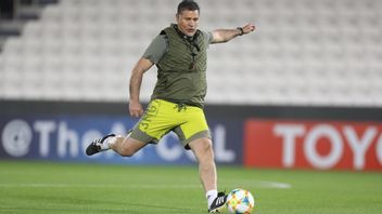 Iranian Legend Ali Daei Supports Protests, His Children Are Stationed Off An Airplane On An Island As They Fly To Dubai