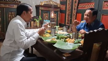 Presiden Prabowo Bertemu Jokowi di Angkringan Solo, Makan Nasi Goreng Jawa